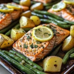 Einfaches Blechlachs Rezept mit grünen Bohnen und Kartoffeln