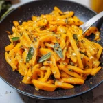 Kürbis-Scherennudeln mit Salbei, Knoblauch und Chili