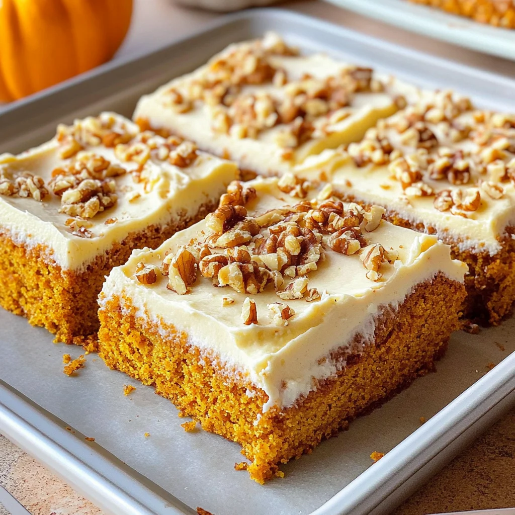 Saftiger Kürbiskuchen vom Blech mit Frischkäse