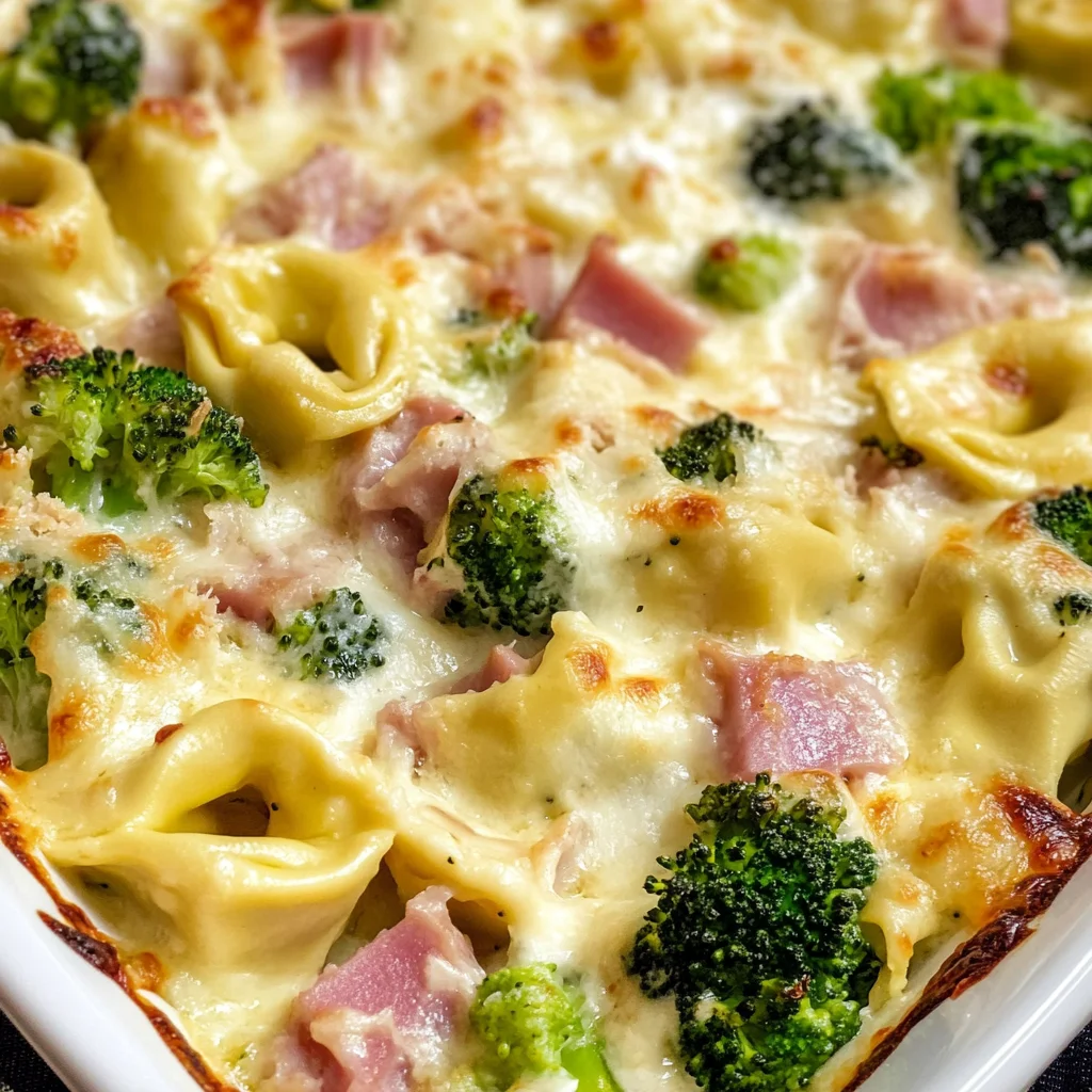 Tortellini Auflauf mit Käse-Sahne-Soße, Schinken & Brokkoli